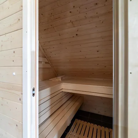 Waterside Retreat Sauna, Garden And Fishing Jetty